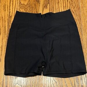 Halara Ribbed Knit High Waisted Crossover Side Pocket Yoga Biker Shorts 3.5''